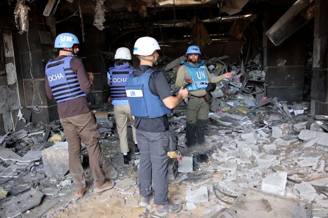 Un equipo de las Naciones Unidas (ONU) inspecciona los terrenos de Al-Shifa, el mayor hospital de Gaza, reducido a escombros por una incursión israelí de dos semanas, el 8 de abril de 2024. Crédito: AFP/Getty Images