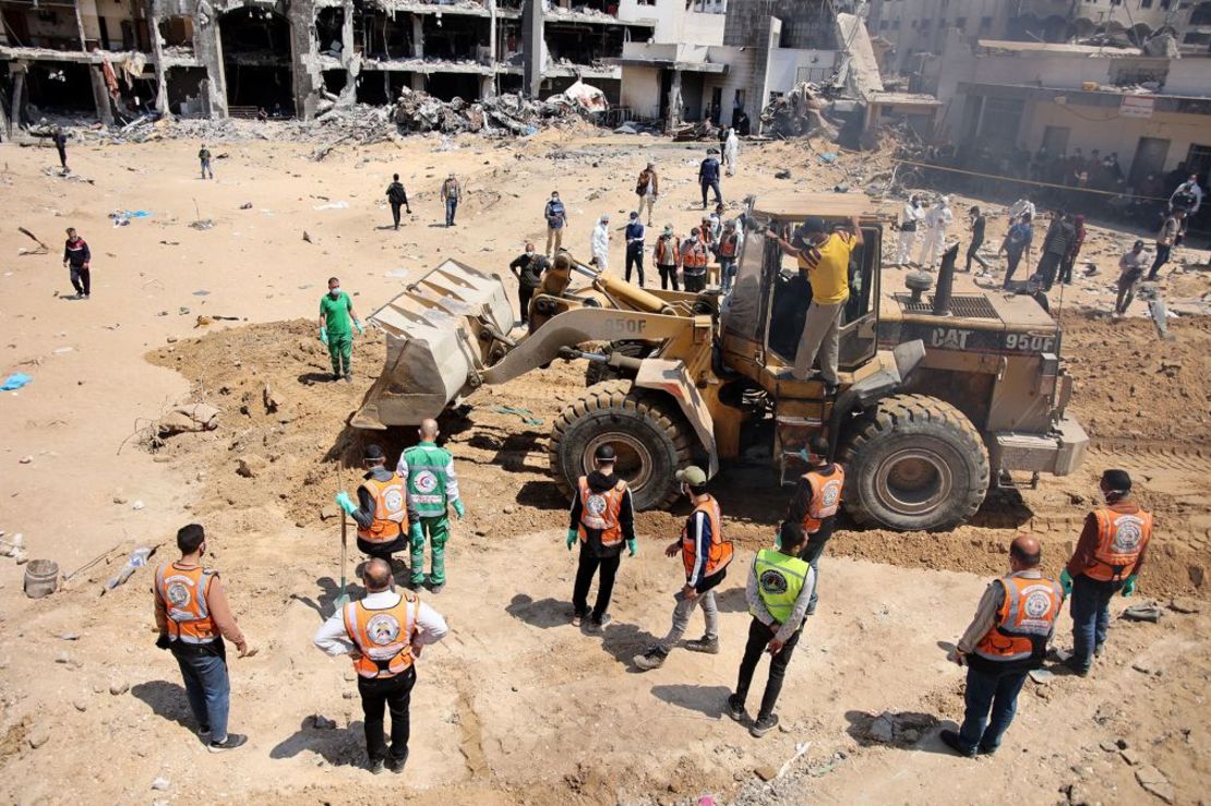 Trabajadores forenses y de defensa civil palestinos recuperan cadáveres en los terrenos de Al-Shifa, el mayor hospital de Gaza, reducido a escombros por un ataque israelí que duró dos semanas, el 8 de abril de 2024. Crédito: AFP/Getty Images