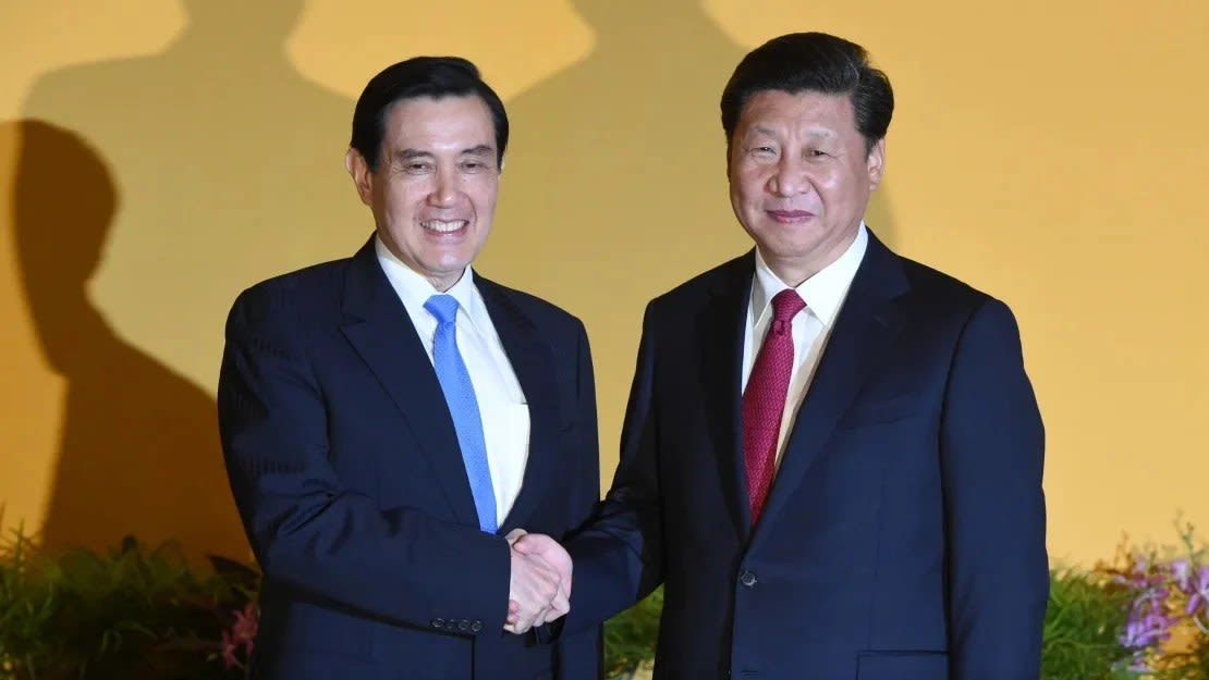 El líder chino Xi Jinping le da la mano al entonces presidente de Taiwán, Ma Ying-jeou, antes de su reunión en Singapur el 7 de noviembre de 2015. (Foto: Roslan Rahman/AFP/Getty Images).