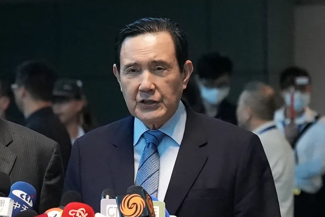 El expresidente de Taiwán, Ma Ying-jeou, habla con los periodistas antes de su visita a China en el aeropuerto internacional de Taoyuan el 1 de abril de 2024.(Foto: Yan Zhao/AFP/Getty Images).