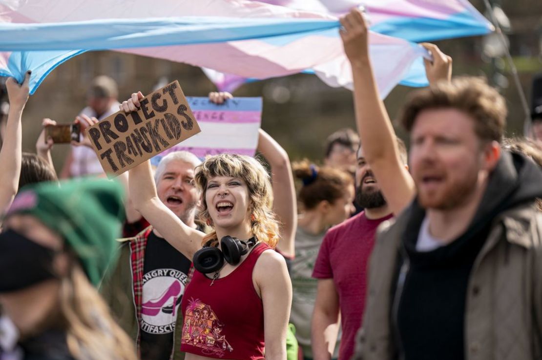 Manifestantes en contra de los derechos de los transexuales intercambian gritos con los participantes en la concentración Let Women Speak. Crédito: Jane Barlow/PA Images/Getty Images