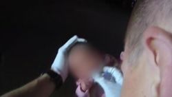 CNNE 1661212 - video- policia salva a bebe recien nacida que no podia respirar