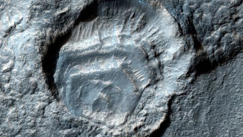 CNNE 1661233 - un extrano crater "con pies y dedos", la imagen de la semana de la nasa