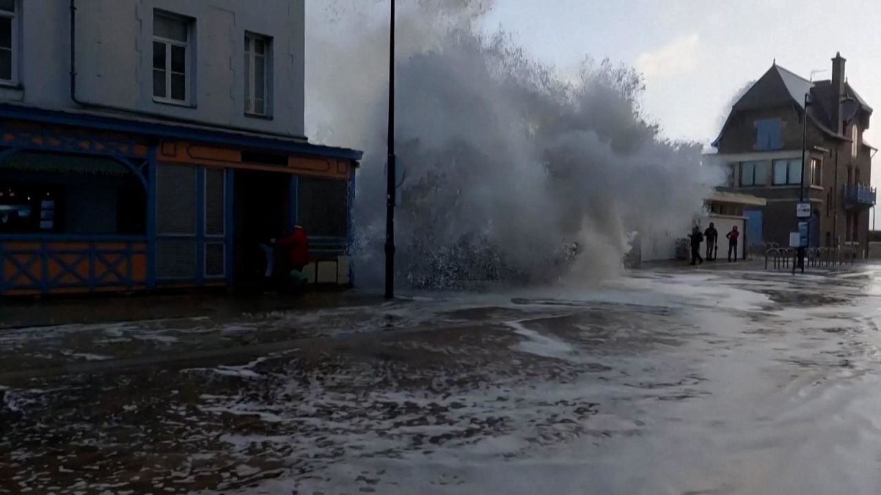 CNNE 1661235 - olas gigantes golpean en el bulevar costero y sorprenden a peatones en francia