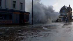 CNNE 1661235 - olas gigantes golpean en el bulevar costero y sorprenden a peatones en francia