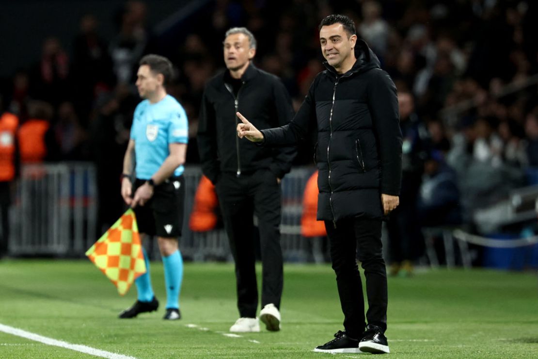 Los españoles Xavi Hernández y Luis Enrique (atrás), técnico del FC Barcelona y del PSG, respectivamente. Crédito: FRANCK FIFE/AFP via Getty Images