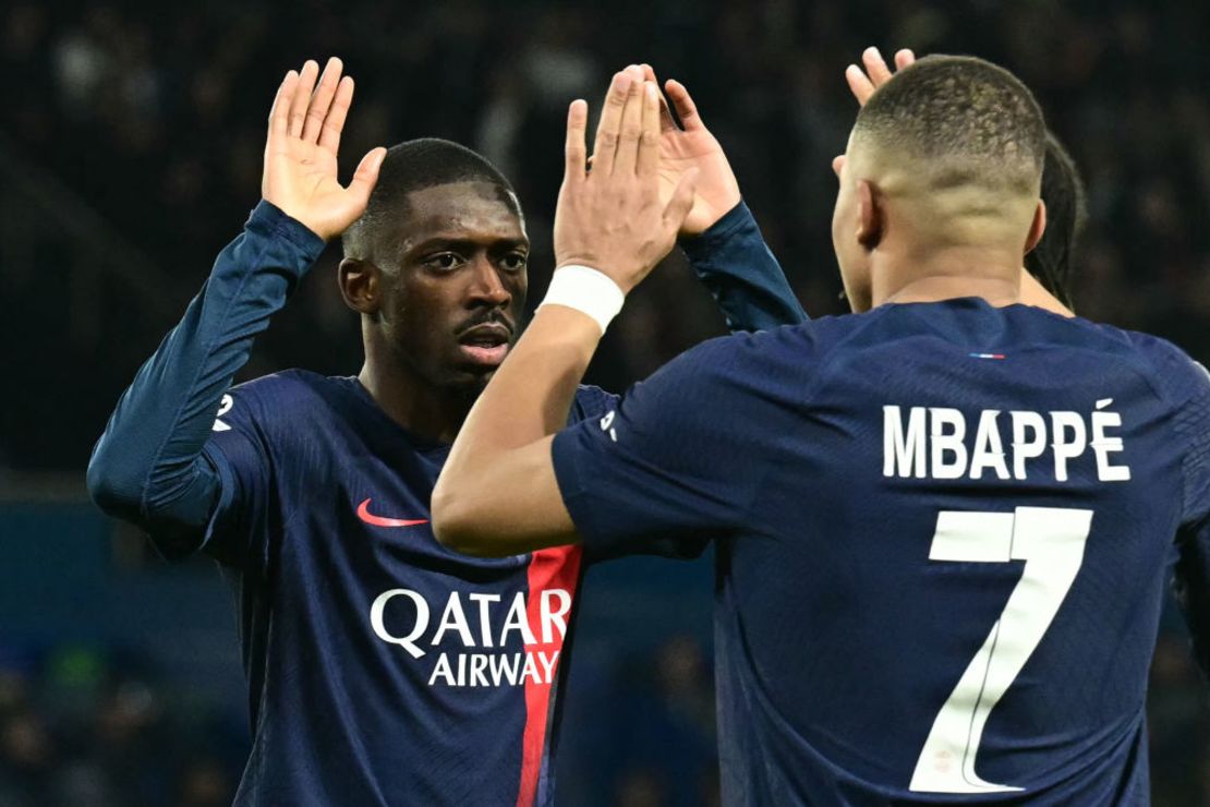 Ousmane Dembelé y Kylian Mbappe celebran el segundo gol del PSG. MIGUEL MEDINA/AFP via Getty Images