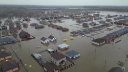 CNNE 1661510 - imagenes de las graves inundaciones en rusia y kazajstan