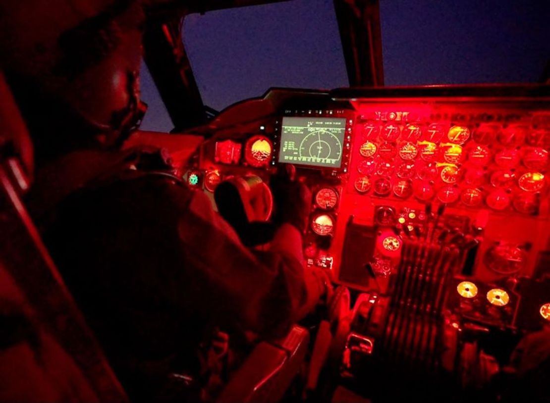 El capitán Sabin "Jett" Park pilota el B-52 por la noche, utilizando la iluminación roja de la cabina para proteger su visión en la oscuridad. La pantalla principal es uno de los pocos complementos modernos de la cabina.