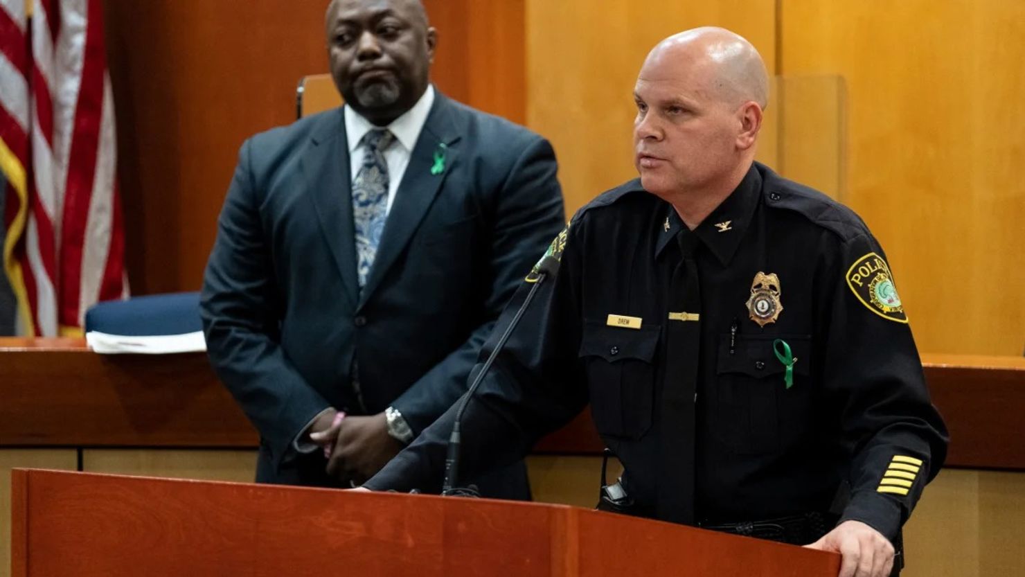El jefe de policía de Newport News, Steve Drew, a la derecha, y el superintendente de Newport News, George Parker, responden preguntas sobre el tiroteo en la escuela primaria Richneck.