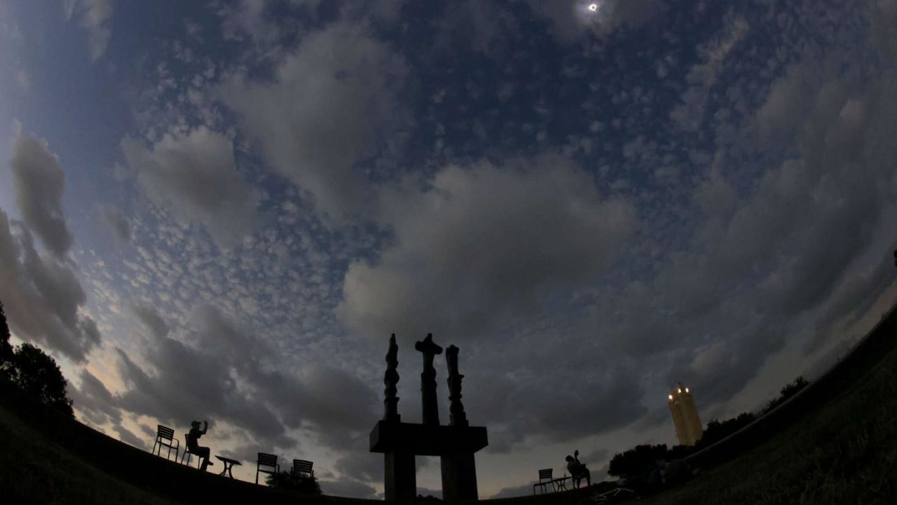 CNNE 1661645 - la divertida publicacion de la nasa por el eclipse solar