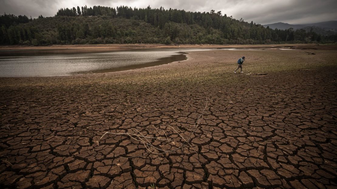 Una sección seca del lecho del embalse La Regadera en la localidad de Usme en Bogotá, Colombia, el 8 de abril de 2024.