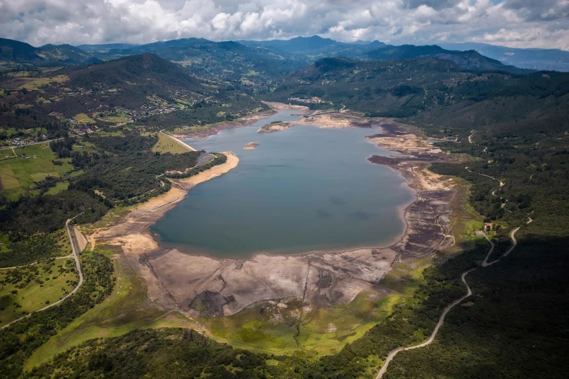 El embalse de San Rafael, a las afueras de Bogotá, fuente de agua potable para la ciudad, se encuentra en niveles muy bajos debido al fenómeno climático de El Niño, el 5 de abril de 2024.