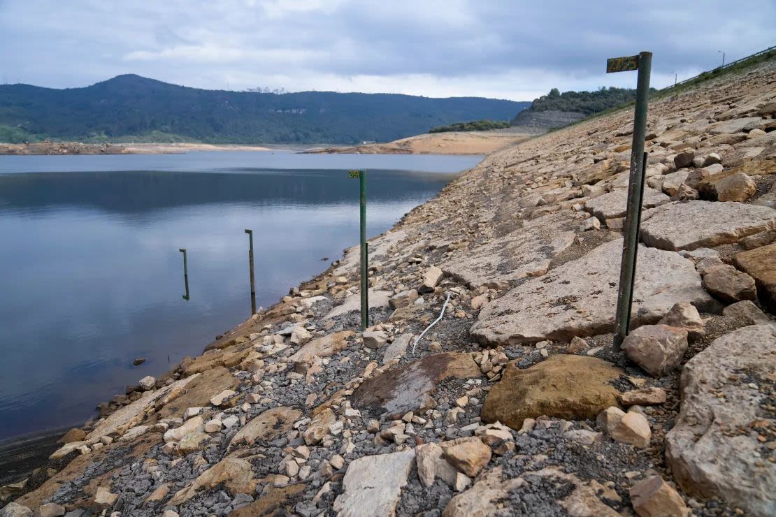 Marcadores del nivel de agua en el embalse de San Rafael. El alcalde Carlos Galán anunció que las medidas de racionamiento de agua para Bogotá comienzan el 11 de abril.