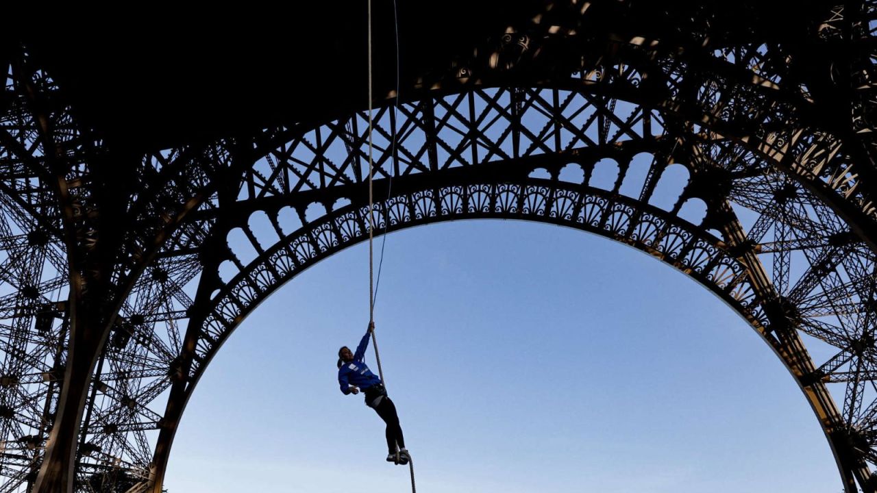 CNNE 1661717 - el hito de una atleta francesa en la torre eiffel