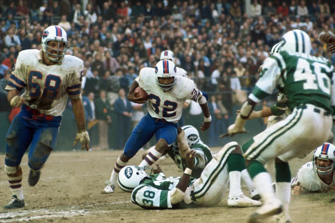 O.J. Simpson, jugando para los Buffalo Bills, corre contra los New York Jets.