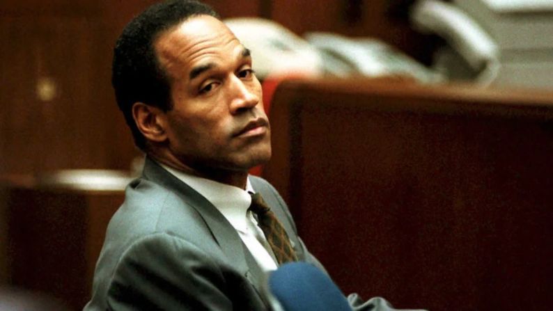 Orenthal James "O.J." Simpson, la exestrella de la NFL y locutor cuyos logros deportivos y fama se vieron eclipsados por su absolución en 1995 de los brutales asesinatos de su exesposa Nicole Brown Simpson y el amigo de ésta Ron Goldman, murió de cáncer el 11 de abril. Crédito: Pool/AFP vía Getty Images