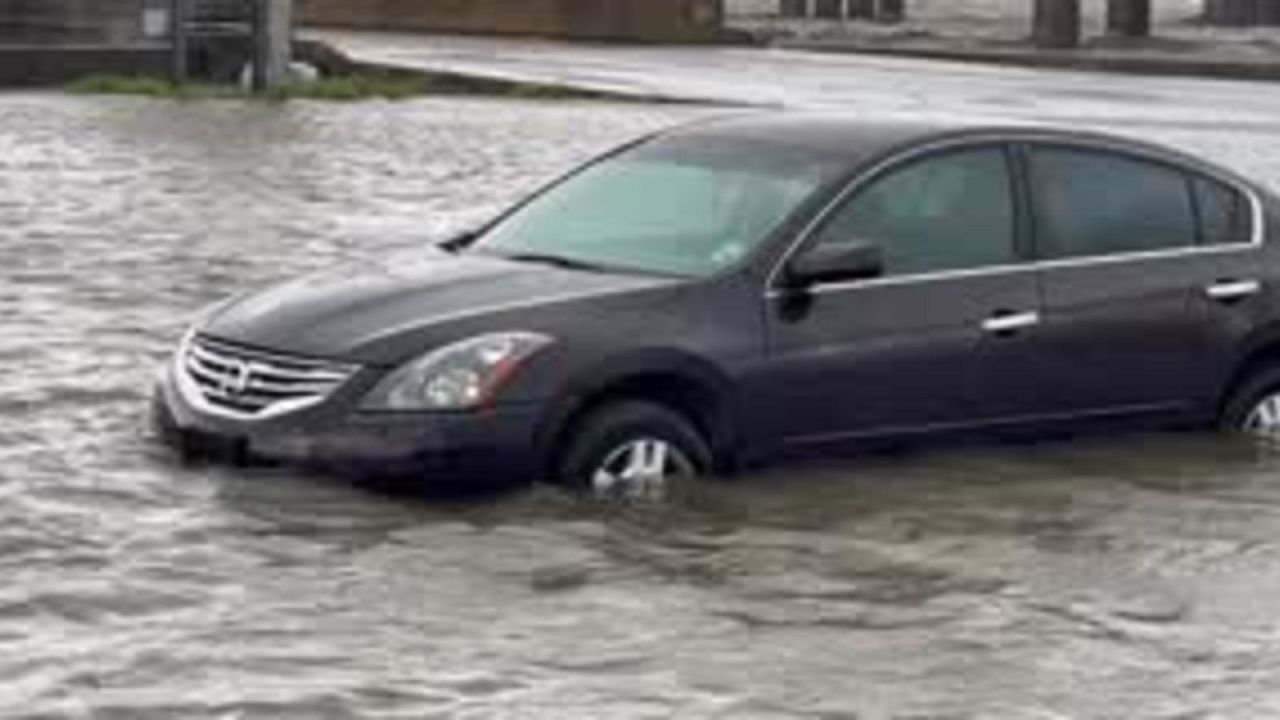 CNNE 1661924 - fuertes inundaciones paralizan el trafico en una importante carretera de alabama