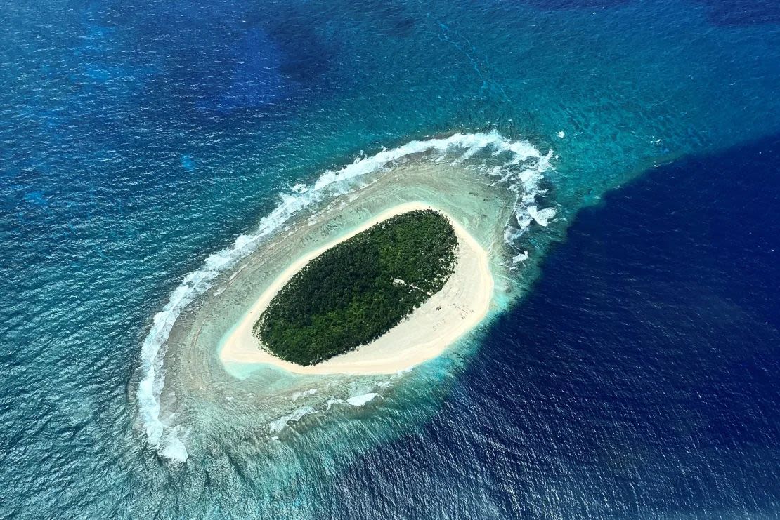 La isla Pikelot se ve en una foto tomada en 2020 por un avión de la Guardia Nacional Aérea de Hawái durante una operación de búsqueda. El sargento mayor. Richard Ebensberger/handout/Guardia Costera de EE. UU.