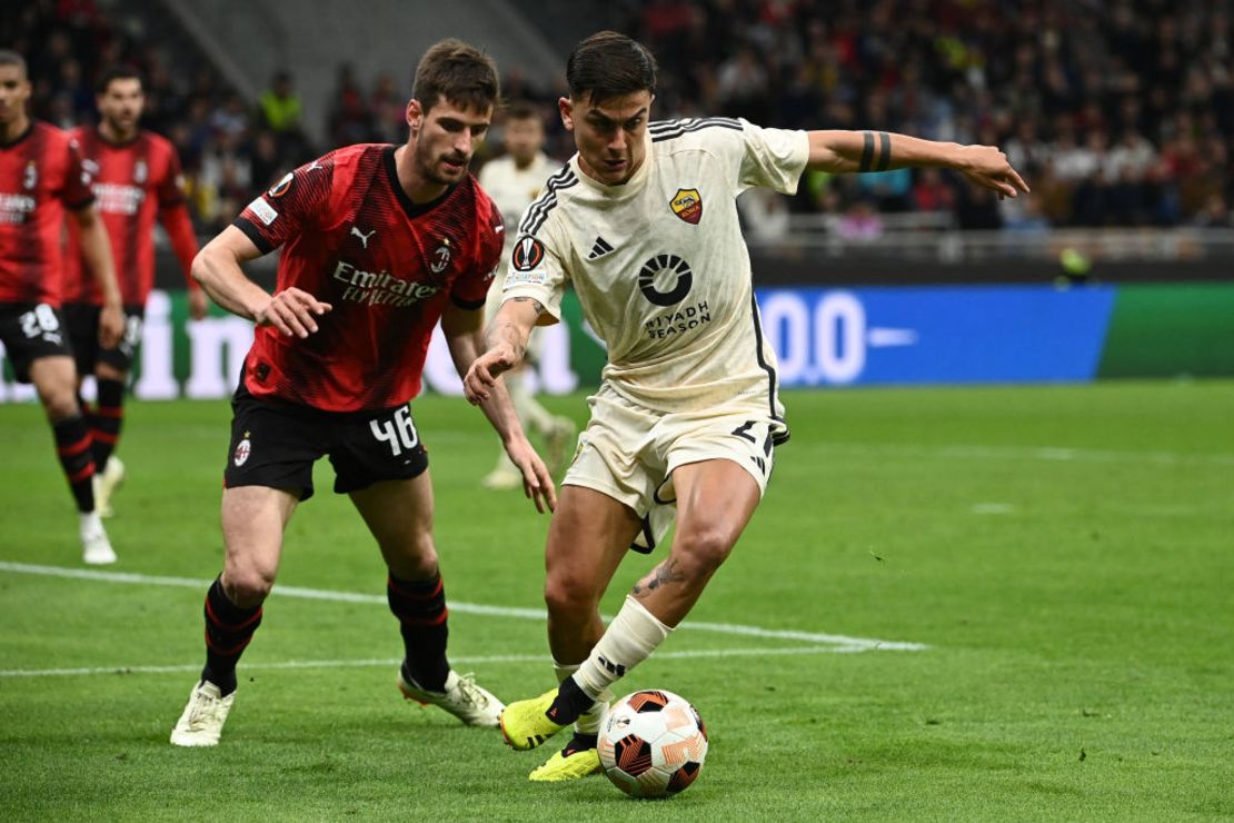 Paulo Dybala lucha un balón con Matteo Gabbia. Crédito: ISABELLA BONOTTO/AFP via Getty Images