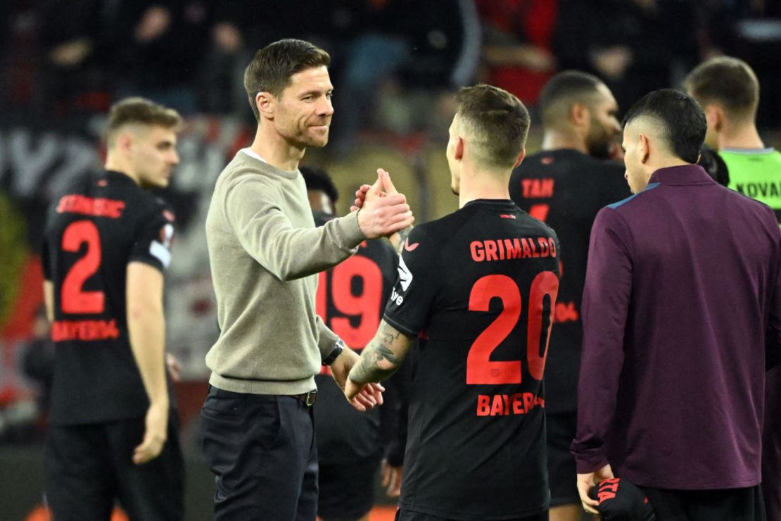 Xabi Alonso, entrenador del Leverkusen, celebra la victoria de su equipo. Crédito: INA FASSBENDER/AFP via Getty Images