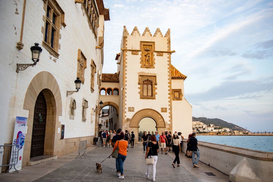 Sitges está situado en la costa mediterránea, al suroeste de Barcelona. Crédito: Emmanuele Contini/NurPhoto/Getty Images