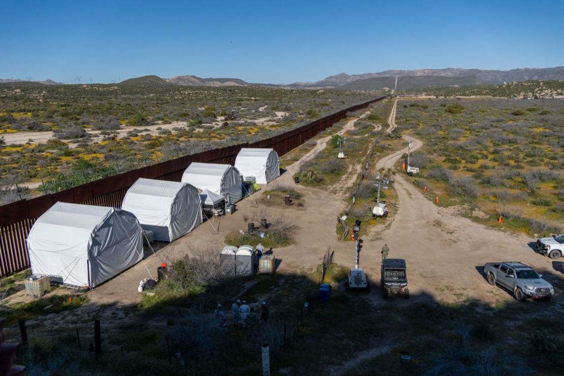 Las tiendas de campaña en el muro fronterizo se convierten en hogares temporales para quienes son enviados a patrullar los alrededores de Ejido Jacumé. Crédito: Evelio Contreras/CNN