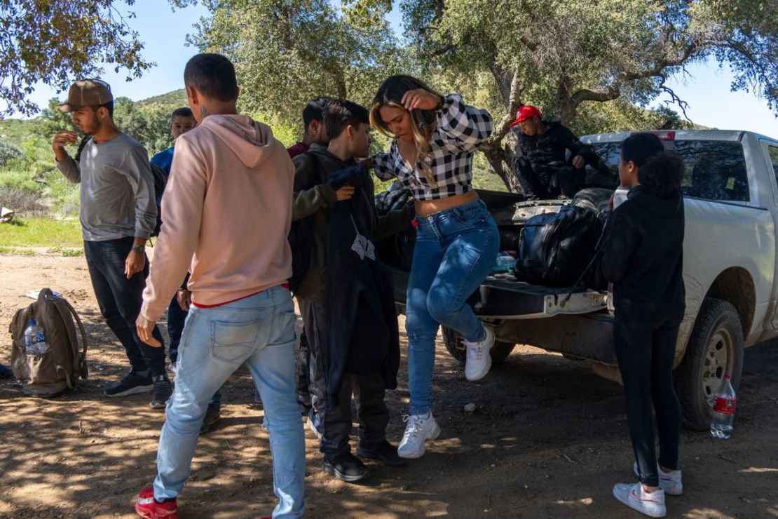 Estas personas fueron detenidas antes de llegar a la frontera entre México y EE.UU., dijeron las autoridades. Crédito: Evelio Contreras/CNN