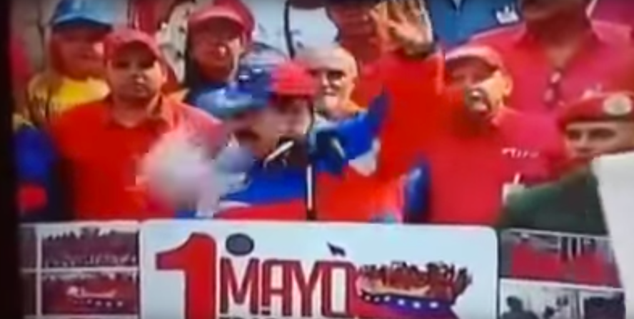 Durante su discurso del 1 de mayo, alguien le lanzó a Maduro lo que parece ser un pañal.