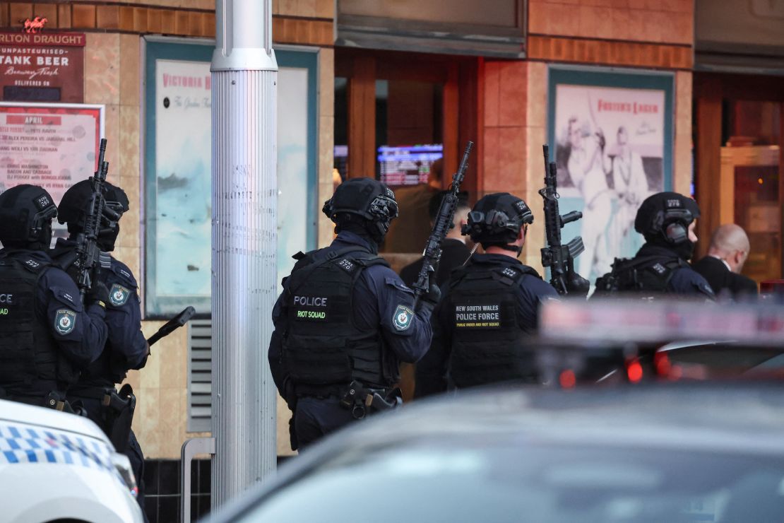 La Policía entra al centro comercial Westfield en Bondi Junction tras un apuñalamiento masivo el 13 de abril.