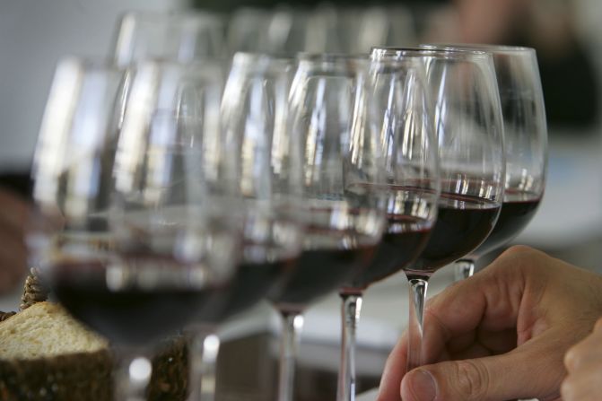 El vino tinto es rico en polifenoles, lo que ayuda al estómago. No olvides tu copa diaria de vino (Getty Images).