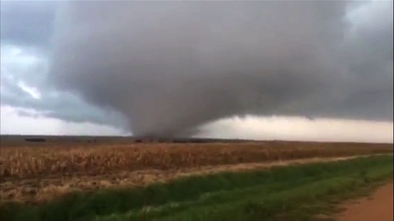 Imágenes de un tornado captadas en Hardy, Nebraska, el 6 de mayo de 2015.