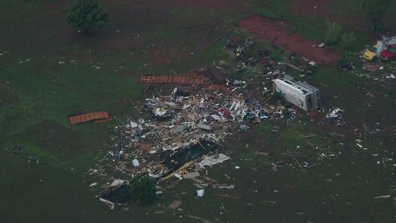 Tornados causaron daños en casas de Oklahoma City, Oklahoma el 6 de mayo de 2015.