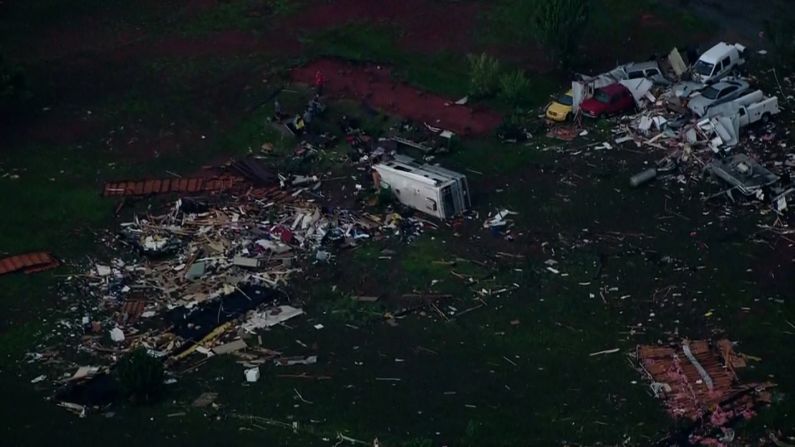 Tornados causaron daños en casas de Oklahoma City, Oklahoma el 6 de mayo de 2015.