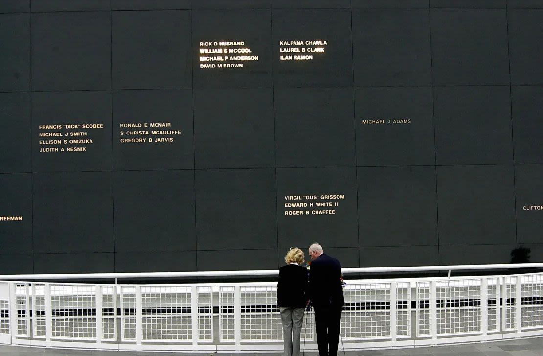 La esposa del comandante del Columbia, Rick D. Husband, Evelyn Husband (izquierda) y el entonces administrador asociado de la NASA, Bill Readdy, colocan una corona de flores el 28 de octubre de 2003 en el Astronaut Memorial en el Centro Espacial Kennedy durante una dedicación en la que se agregó la tripulación del Columbia (arriba). Bruce Weaver/AFP/Getty Images