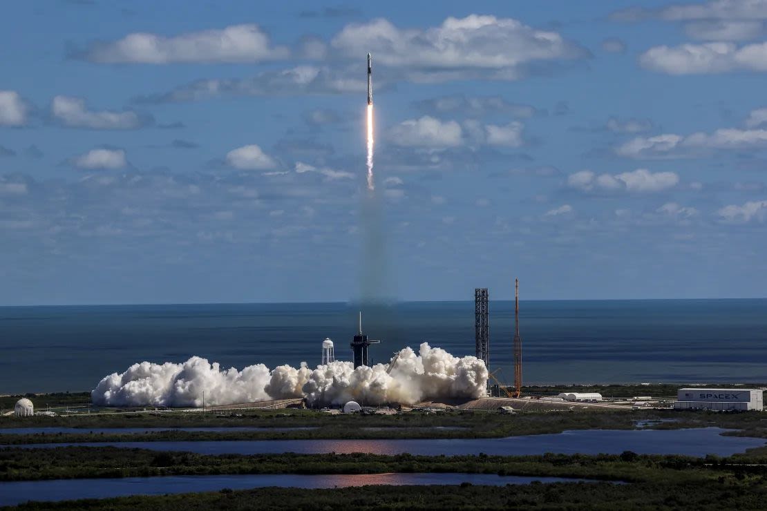 El cohete Falcon 9 de SpaceX con la nave espacial Crew Dragon encima despega del Centro Espacial Kennedy el 5 de octubre de 2022. La nave espacial llevó al equipo de cuatro personas de la misión Crew-5 a la Estación Espacial Internacional y se acopló el 6 de octubre. Kevin Dietsch/Getty Images