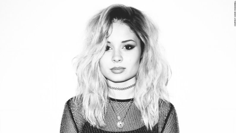 Nina Nesbitt | La cantautora escocesa Nina Nesbitt es considerada como un 'Talento que Promete'. McDonnell la fotografió tan pronto llegó a Liverpool en 2014.