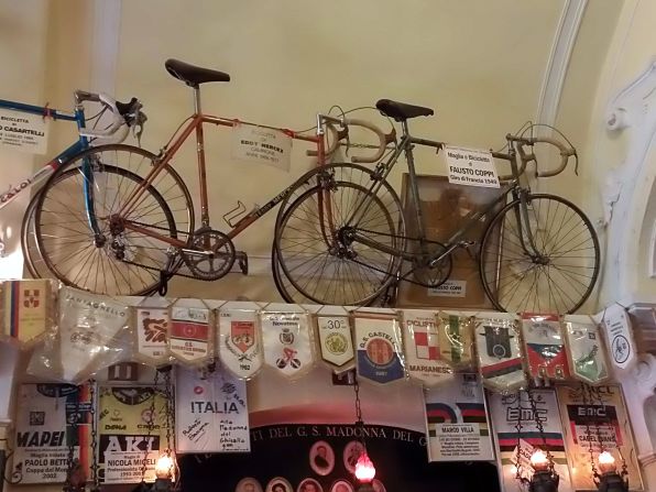 Bicicletas de Merckx y Coppi en el santuario.