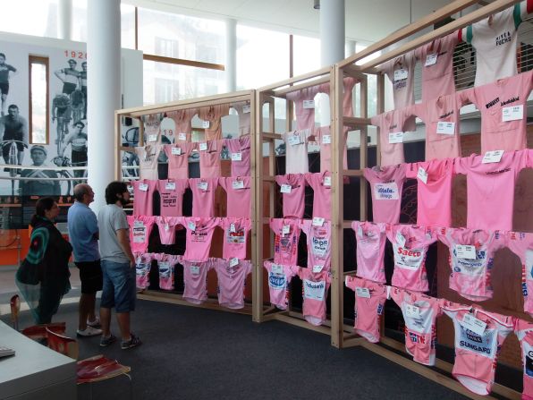 Colección de 'maglias' rosas del Museo del Ciclismo en Ghisallo.