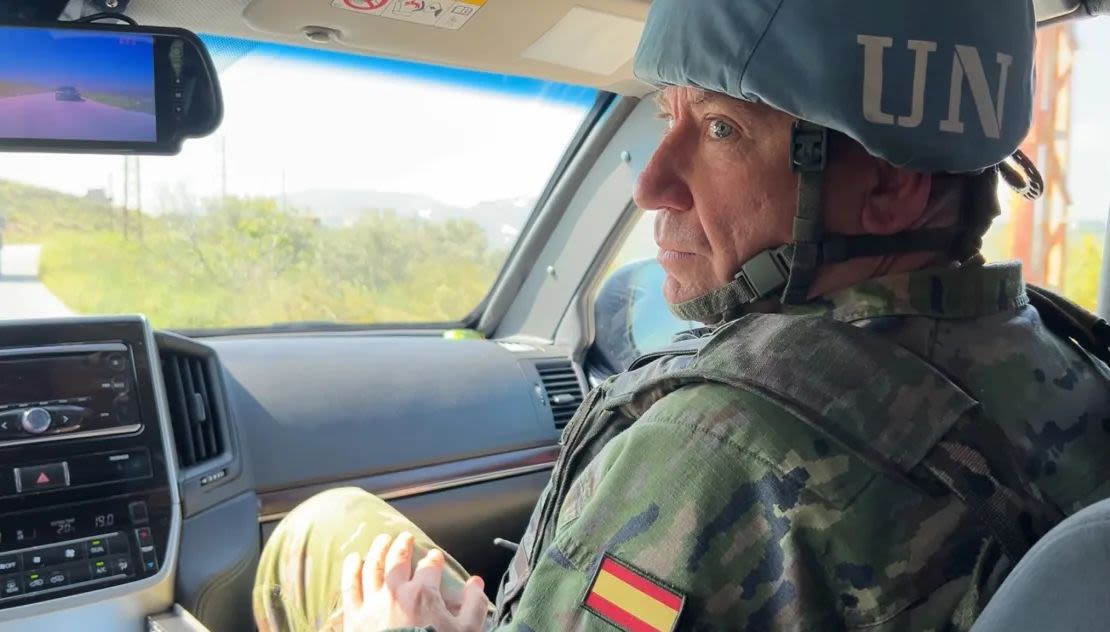 El teniente coronel Juan García Martínez, del contingente español de la Fuerza de las Naciones Unidas para el Mantenimiento de la Paz en el Líbano (FINUL), patrulla con un equipo de la CNN a lo largo de la Línea Azul.Charbel Mallo/CNN