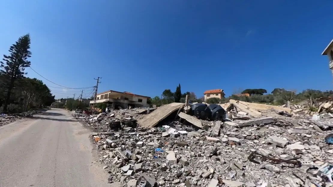 Kafr Kila es una ciudad que está -en su mayor parte- desierta, y que ha soportado la peor parte de los ataques aéreos israelíes en una serie de intercambios de ida y vuelta entre Israel y Hezbollah.Charbel Mallo/CNN
