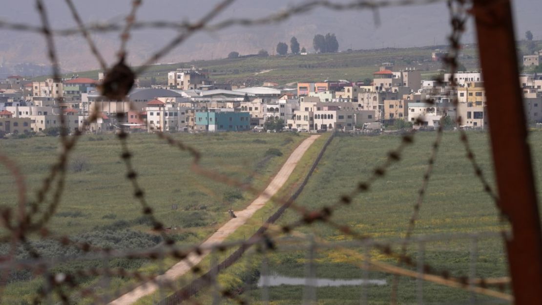 Vista de la ciudad de Ghajar tomada desde una base española de la FINUL en el Líbano. Un campo sembrado de minas separa el territorio controlado por Líbano de la valla construida por Israel.