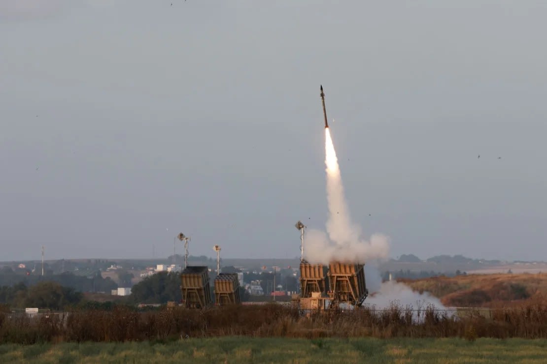 Las fuerzas israelíes disparan cohetes desde su sistema de defensa Cúpula de Hierro cerca de la ciudad sureña de Sderot para interceptar cohetes lanzados desde Gaza, el 13 de mayo de 2023.