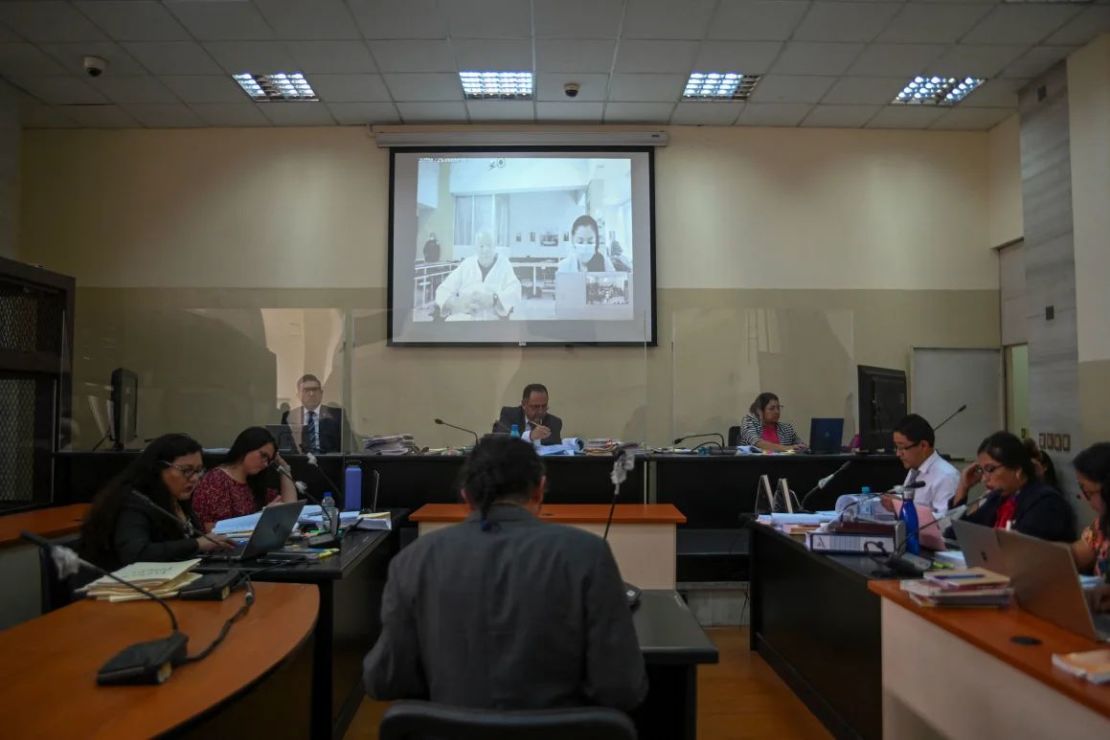 El general retirado Benedicto Lucas García (91) es visto en una pantalla durante una videollamada desde la sala de un hospital militar donde se encuentra recluido durante su audiencia en la corte en Ciudad de Guatemala el 5 de abril de 2024.