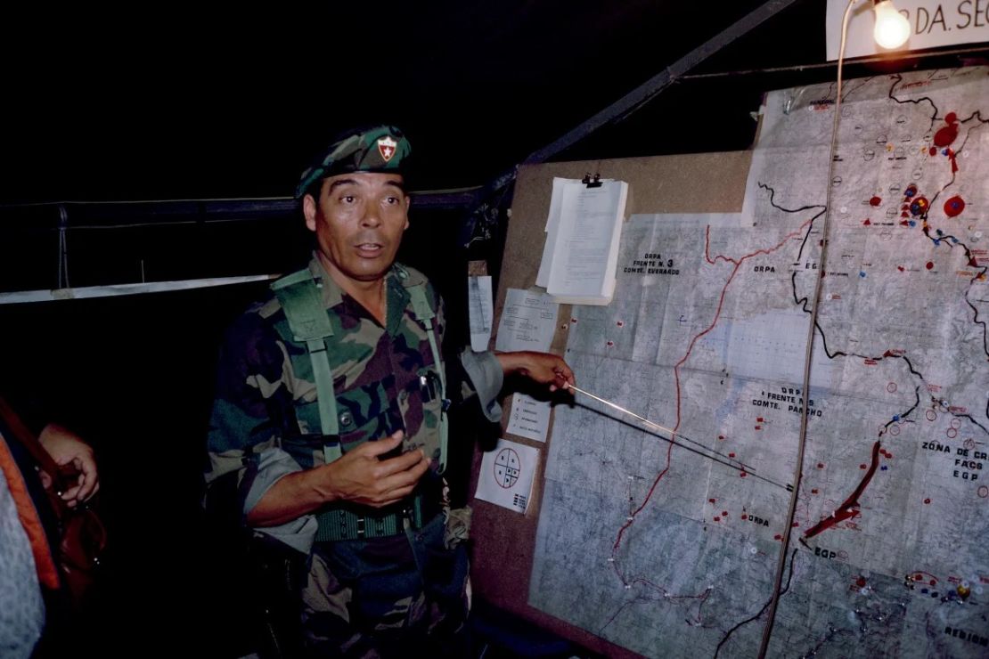 Durante la guerra civil del país, el general del ejército guatemalteco Benedicto Lucas García señala un mapa en una guarnición militar, Santa Cruz de Quiché, Guatemala, 19 de enero de 1982.