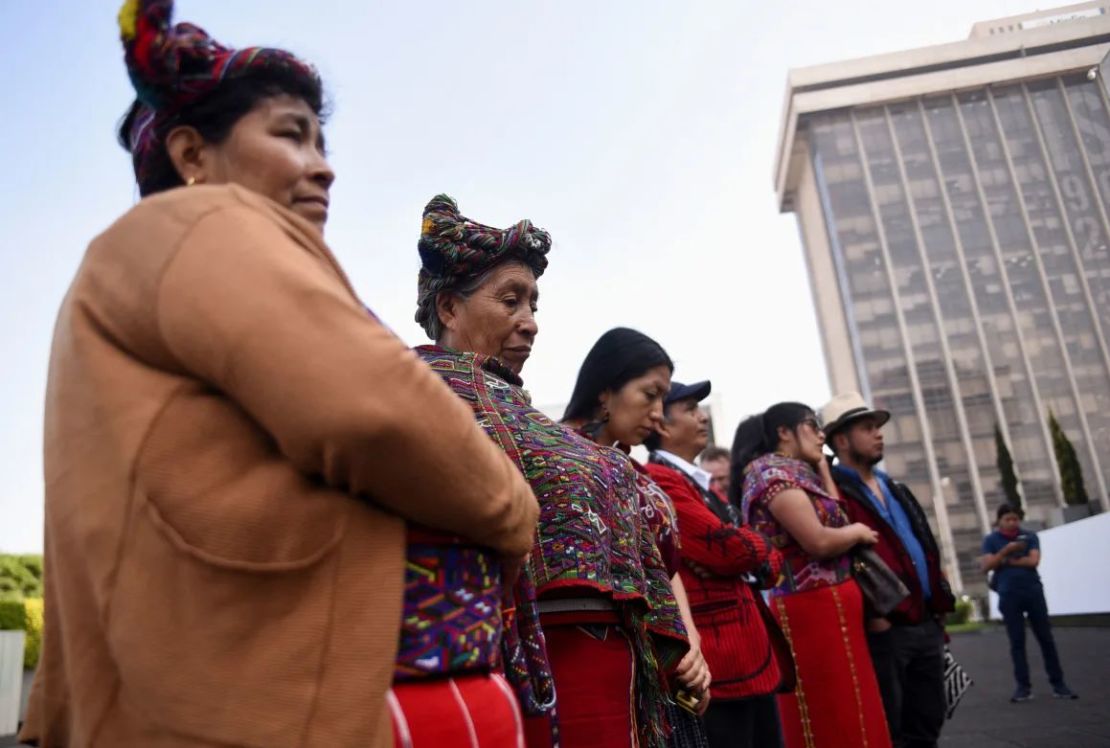 Sobrevivientes de la guerra civil se reúnen frente a la Corte Suprema, antes de una audiencia en el juicio por Genocidio Ixil, en Ciudad de Guatemala, Guatemala 25 de marzo de 2024.