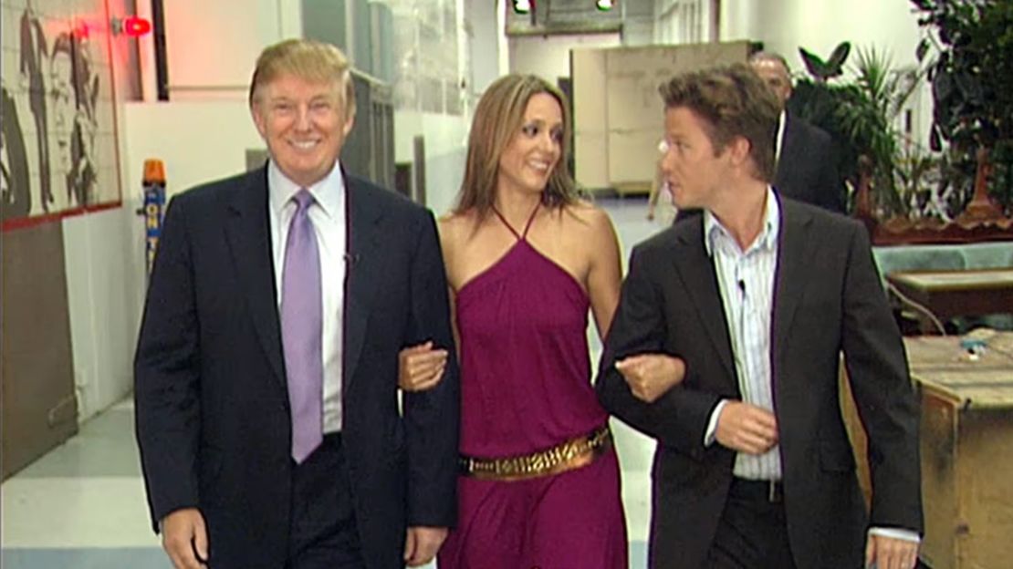 En este video de 2005, Trump se prepara para una aparición en "Days of Our Lives" con el presentador de "Access Hollywood" Billy Bush y la actriz Arianne Zucker.