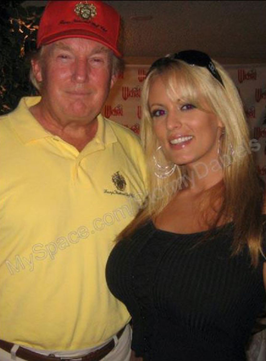 Trump con Stephanie Clifford, cuyo nombre artístico es Stormy Daniels, en una foto de 2006 subida a su cuenta de Myspace.com.