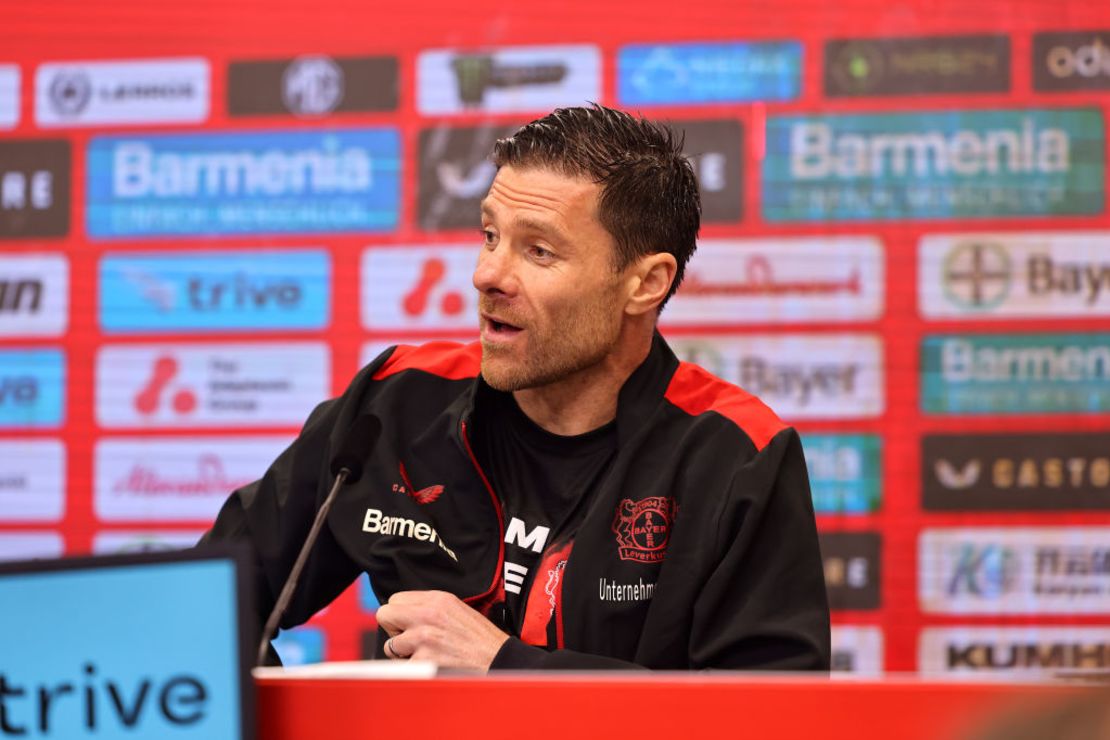 Xabi Alonso, técnico del Bayern Leverkusen, habla en conferencia de prensa el 14 de abril de 2024 luego de vencer 5-0 al Werder Bremeny ganar la Bundesliga. Crédito: Christof Koepsel/Getty Images)