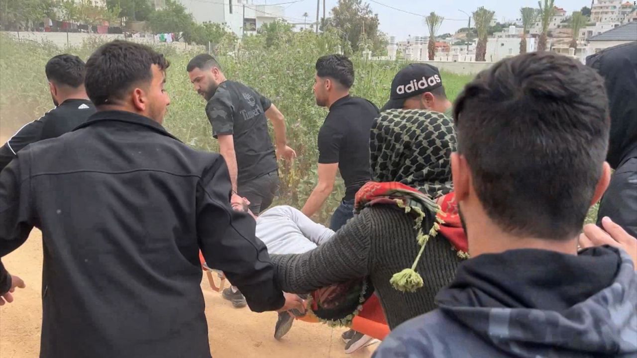 CNNE 1677821 - reportero de cnn ve como le disparan a un palestino